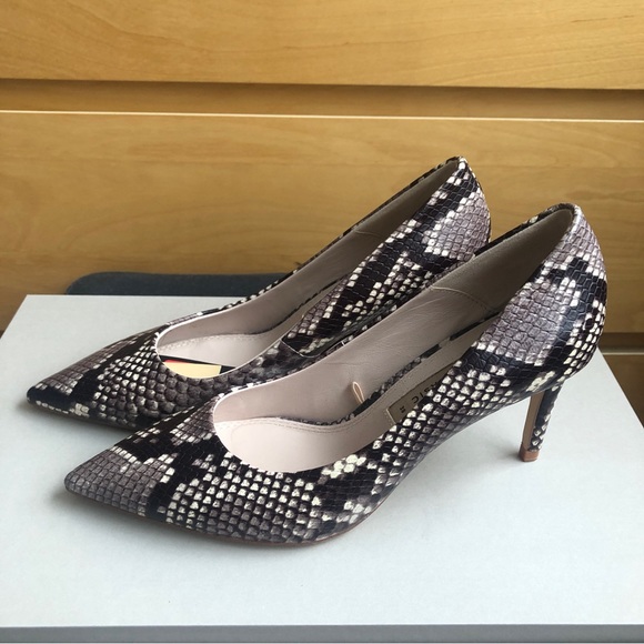 Snake print leather pumps. - Picture 9 of 10